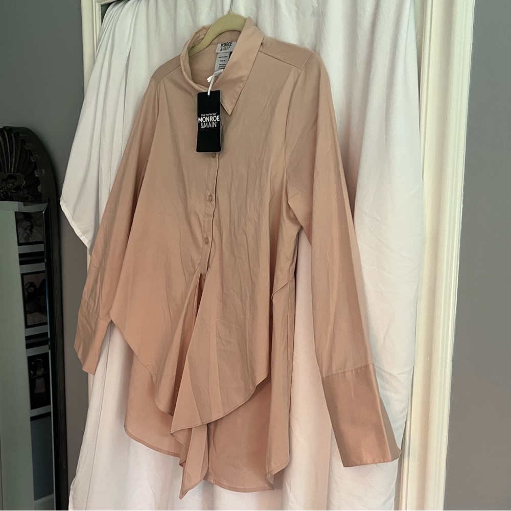 NWT Woman’s Medium Monroe & Main button down shirt $22 - Picture 2 of 6